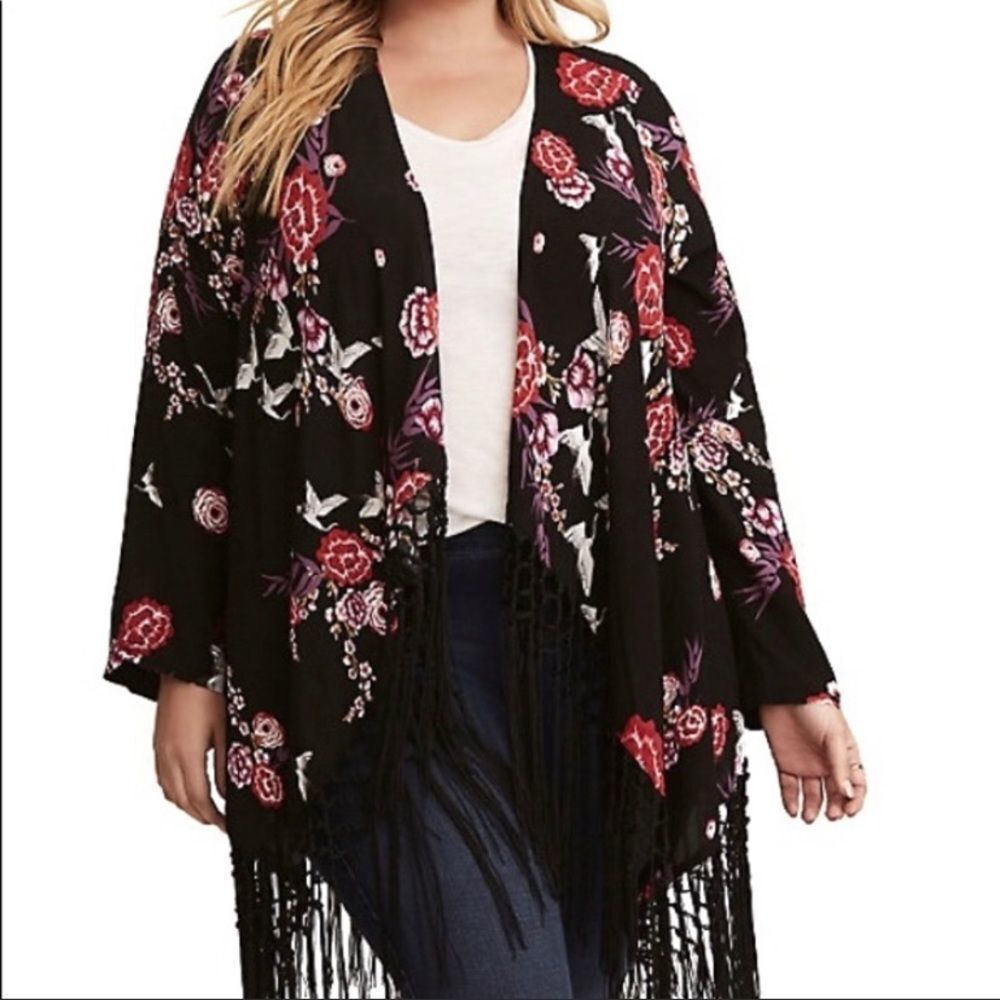 Torrid crepe fringed open front rolled‎ cuff black floral shrug kimono